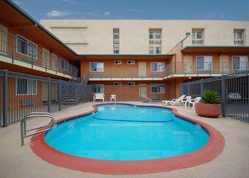 Rodeway Inn & Suites Anaheim 2145 South Harbor Boulevard