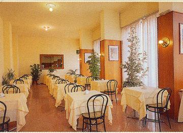 Hotel Maximum Viale Romagna, 33
