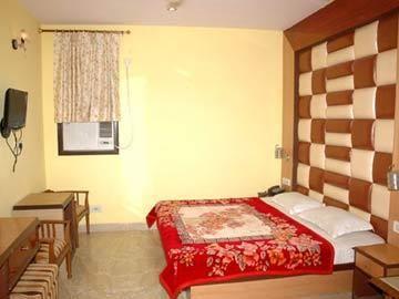 Hotel SPB 87 New Delhi 17A/2, W.E.A. Near Metro Station, Karol Bagh