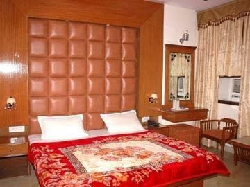 Hotel SPB 87 New Delhi 17A/2, W.E.A. Near Metro Station, Karol Bagh