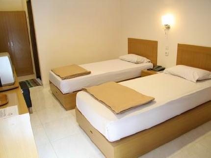 Arini Hotel Solo Jl. Slamet Riyadi 361