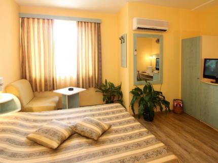 Hotel Color Varna 23 A Rali Mavridov Str.