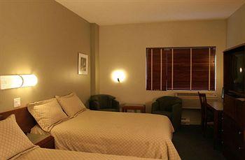 Le Dauphin Hotel Montreal Longueuil 1055 rue St-Laurent Ouest