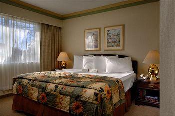 Royal Scot Hotel & Suites Victoria 425 Quebec St