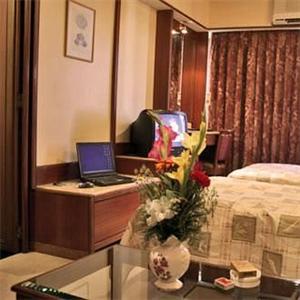 Regal Enclave Hotel Mumbai 4th road Near Railway Station, Khar West