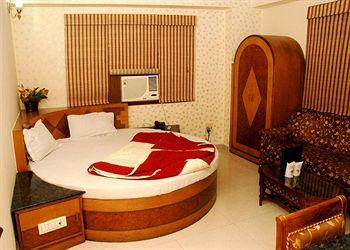 Hotel Yuvraj Deluxe New Delhi 38 Arakashan Road Ram Nagar