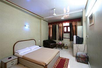 Hotel Woodland Deluxe New Delhi 8235/6, Multani Dhanda, Arakashan Road