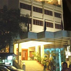 Yuvraj Hotel Near Central Bus Depot, Station Road