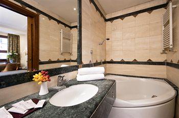 Borromeo Hotel Rome Via Cavour 117