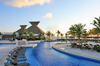 BlueBay Grand Esmeralda Hotel Playa del Carmen km 300 carretera Chetumal