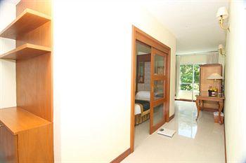 Royal View Resort Bangkok 27/3 Soi Chaisamorpoom Rangnam Road Payathai Ratchatevi