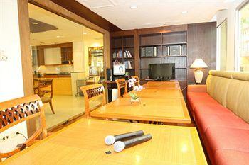 Royal View Resort Bangkok 27/3 Soi Chaisamorpoom Rangnam Road Payathai Ratchatevi