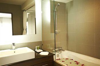 S Sukhumvit Suites Bangkok 403 Sukhumvit Road Klongtoeynuea Wattana