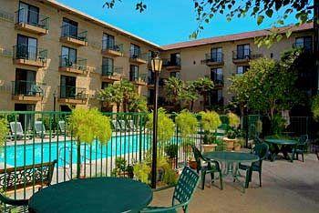 Oxford Suites Lancaster (California) 1651 W Avenue K