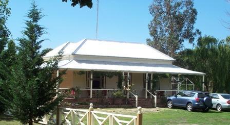 Snug as a Bug Motel Omeo Corner of Great Alpine Road and Creek Street