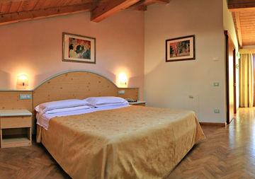 Touring Hotel Ferrara Viale Cavour 11