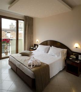 Touring Hotel Ferrara Viale Cavour 11