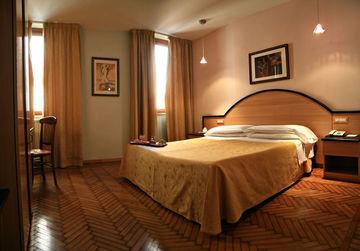 Touring Hotel Ferrara Viale Cavour 11