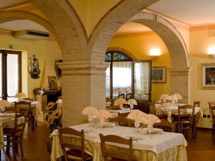 Hotel Ristorante Casa Rossa Alba Adriatica Via Ascolana 58