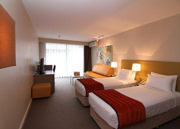 Quality Hotel Sands Sydney Corner Pittwater Road & Robertson Street, Narrabeen