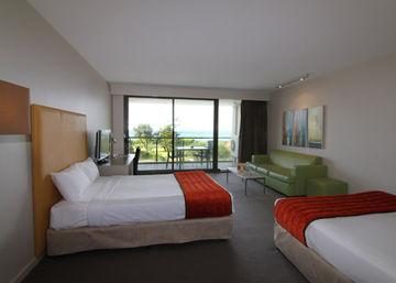 Quality Hotel Sands Sydney Corner Pittwater Road & Robertson Street, Narrabeen