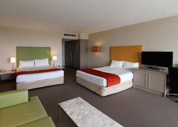 Quality Hotel Sands Sydney Corner Pittwater Road & Robertson Street, Narrabeen