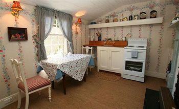 Alice's Cottages & Spa Hideaways Launceston 129 Balfour Street Launceston Tasmania 7250