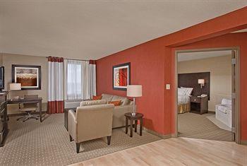 Holiday Inn Express Hotel & Suites Chatham City 575 Richmond Street