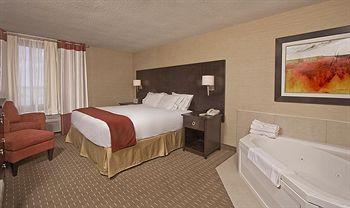 Holiday Inn Express Hotel & Suites Chatham City 575 Richmond Street