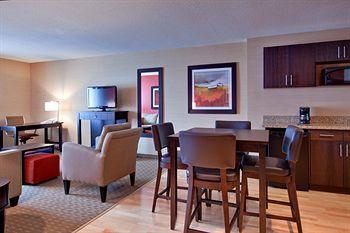 Holiday Inn Express Hotel & Suites Chatham City 575 Richmond Street