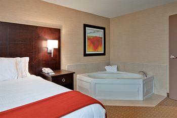 Holiday Inn Express Hotel & Suites Chatham City 575 Richmond Street