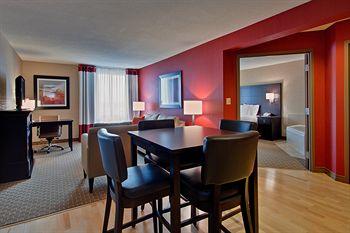 Holiday Inn Express Hotel & Suites Chatham City 575 Richmond Street