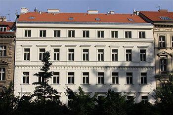 Red And Blue Design Hotel Prague Holeckova 13