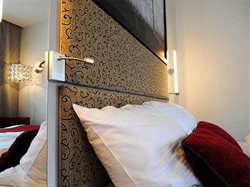 Red And Blue Design Hotel Prague Holeckova 13
