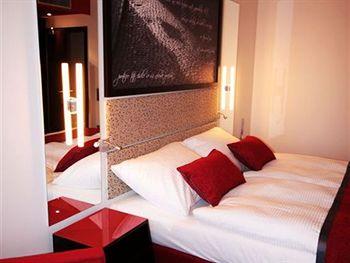 Red And Blue Design Hotel Prague Holeckova 13