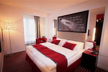 Red And Blue Design Hotel Prague Holeckova 13