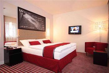 Red And Blue Design Hotel Prague Holeckova 13