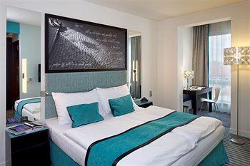 Red And Blue Design Hotel Prague Holeckova 13