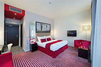 Red And Blue Design Hotel Prague Holeckova 13