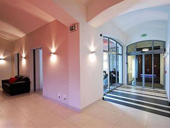 Red And Blue Design Hotel Prague Holeckova 13