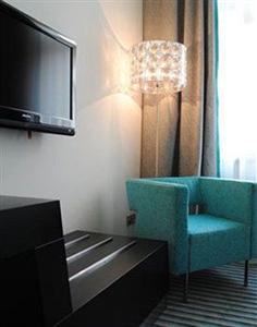 Red And Blue Design Hotel Prague Holeckova 13