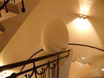 Red And Blue Design Hotel Prague Holeckova 13