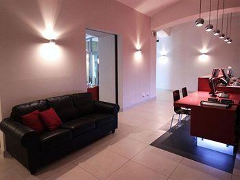 Red And Blue Design Hotel Prague Holeckova 13
