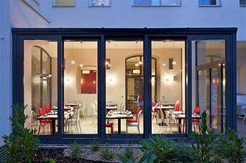 Red And Blue Design Hotel Prague Holeckova 13