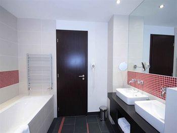 Red And Blue Design Hotel Prague Holeckova 13