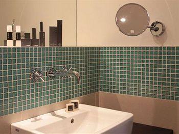 Red And Blue Design Hotel Prague Holeckova 13