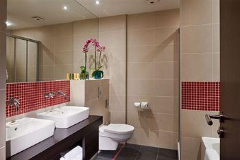 Red And Blue Design Hotel Prague Holeckova 13