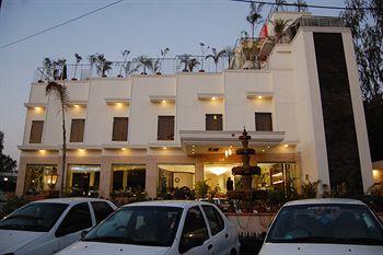 Hotel Taj Resorts Plot No. 538, Near Shilp Gram, Taj Mahal, (Estern Gate)