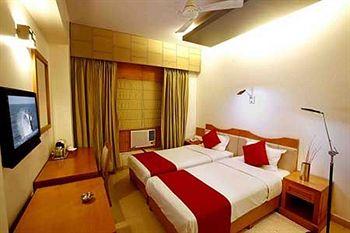 Hotel Bizzotel Gurgaon 2390/3, Old Delhi Gurgaon Road, Opp. Dingra Motors, Sector 14