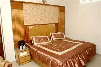 Yuvraj Deluxe Hotel 38 Arakashan Road Ram Nagar